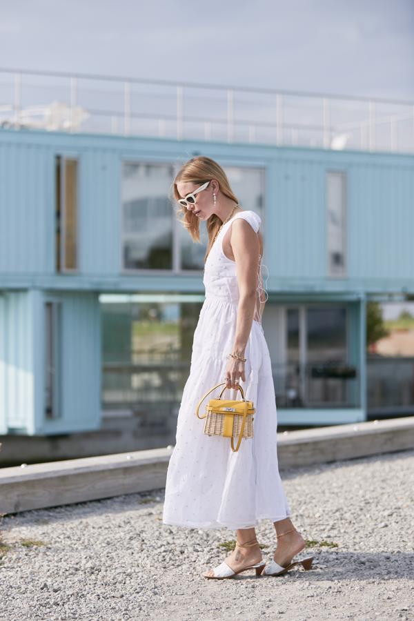 Looks de verano del street style: Vestido blanco