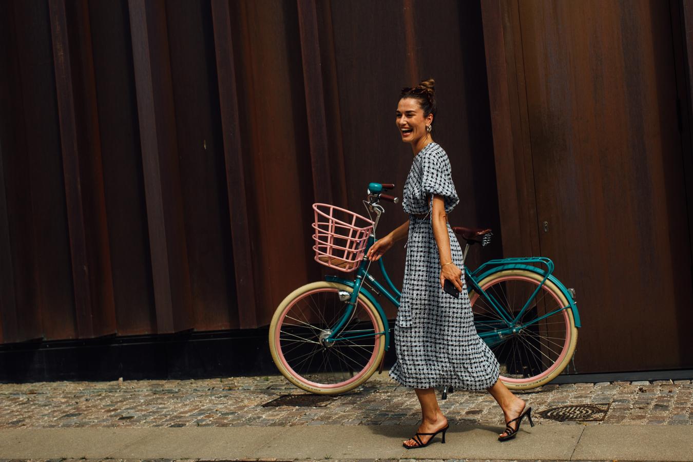 Looks de verano del street style: Vestido de cuadros vichy