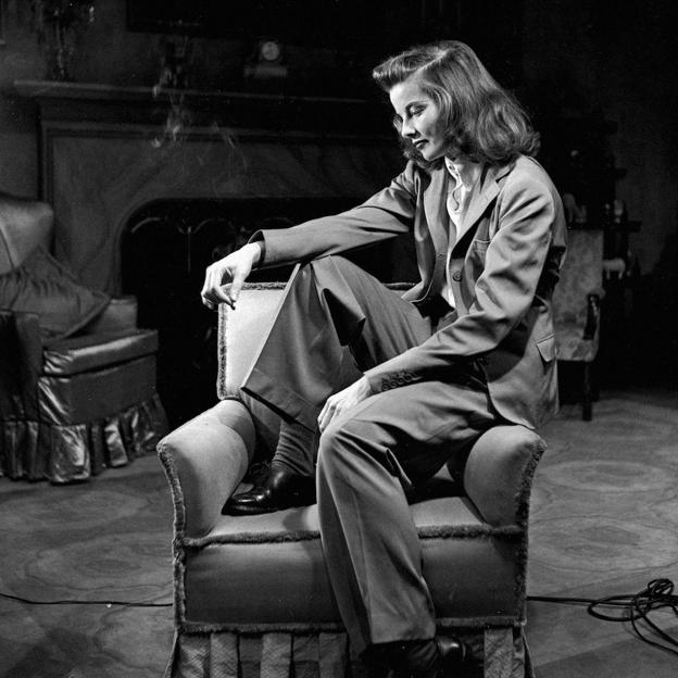 El icónico look con pantalones masculinos de Katharine Hepburn.