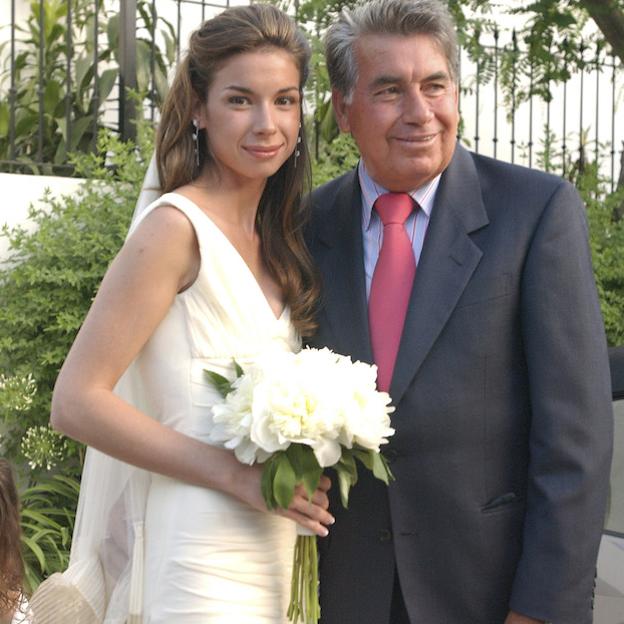 Alba Santana posa con su padre, Manolo Santana, el día de su boda.