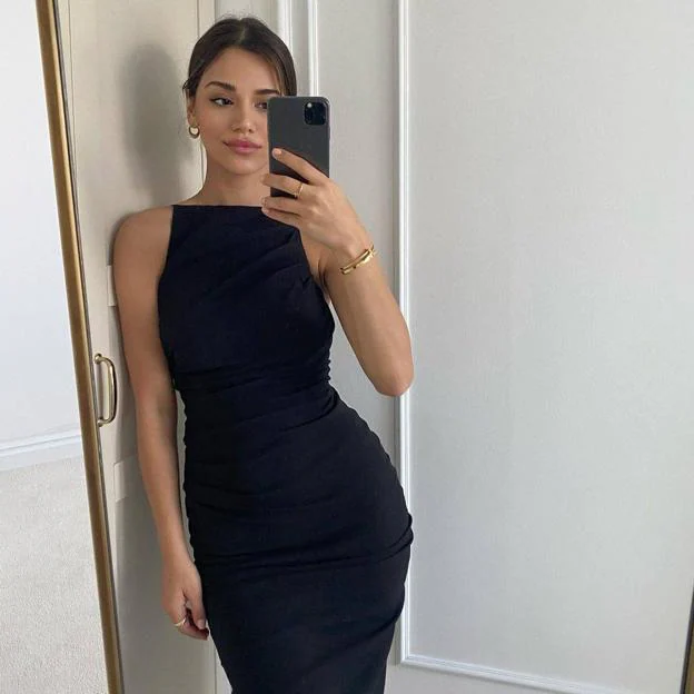 El vestido midi de color negro que ha enamorado a Instagram lo encontrarás en Zara y con él conseguirás un look ideal las noches verano | Hoy
