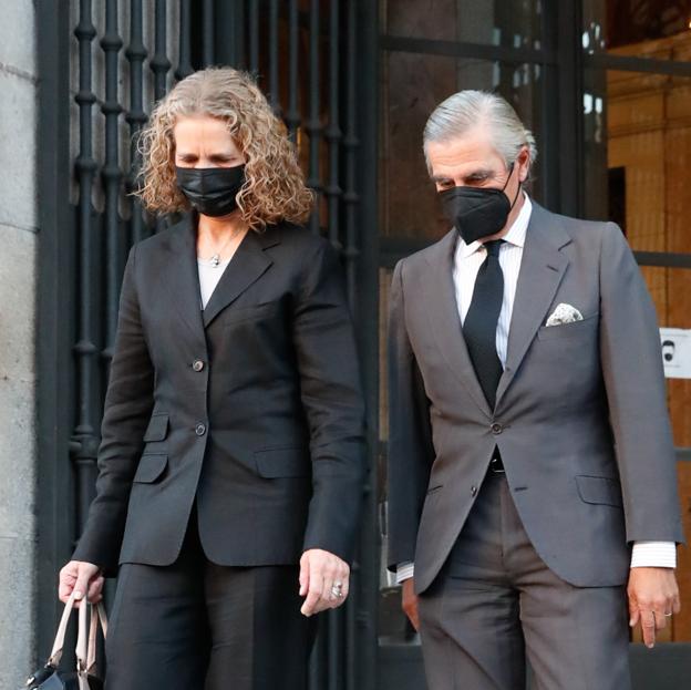 La infanta Elena saliendo de la ceremonia funeral en recuerdo de Carlos Falcó.