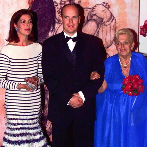 Antoinette, del brazo de su sobrino Alberto y con Carolina de Mónaco en el Baile de la rosa