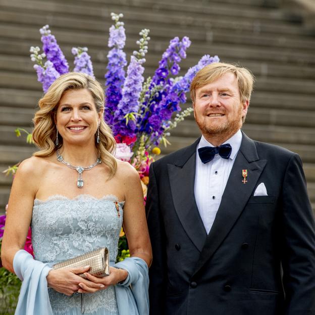 La reina Máxima de los Países Bajos con su marido, su gargantilla de aguamarinas y su Valentino de hace 10 años.