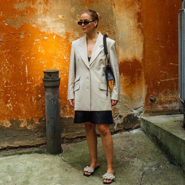 Hemos encontrado en Instagram la forma más original llevar esta blazer de Uterqüe (y sienta de maravilla) | Mujer Hoy