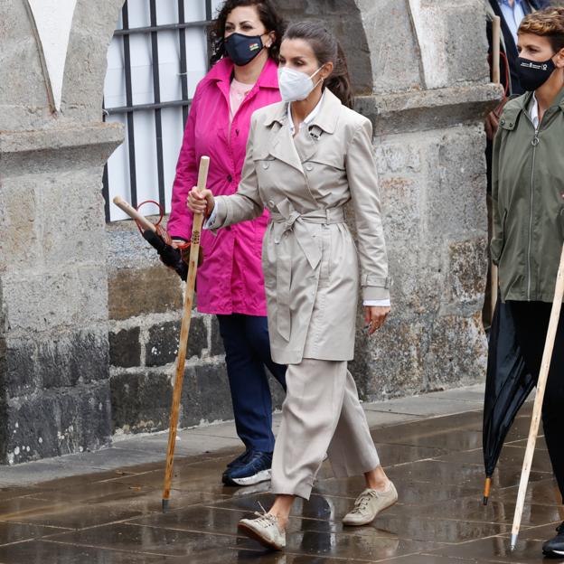 El look cómodo de peregrina de la Reina Letizia con gabardina y zapatos planos made in Spain en el Año Xacobeo 2021