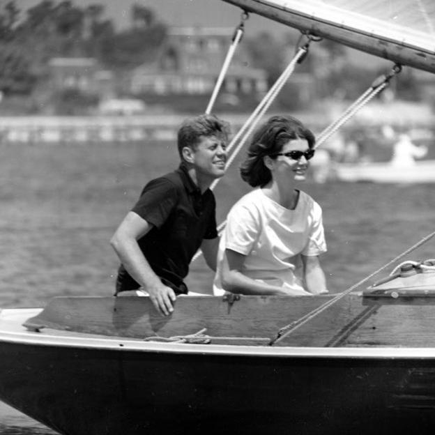 John F. Kennedy y Jackie Kennedy navegando en el yate familiar, Marlin, en julio de 1960.