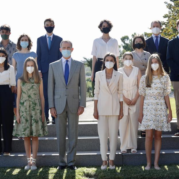 Leonor, junto a sus padres los reyes y la infanta Sofía en el acto de ayer. Si quieres ver los mejores looks de la princesa Leonor y la infanta Sofía, pincha en la imagen.