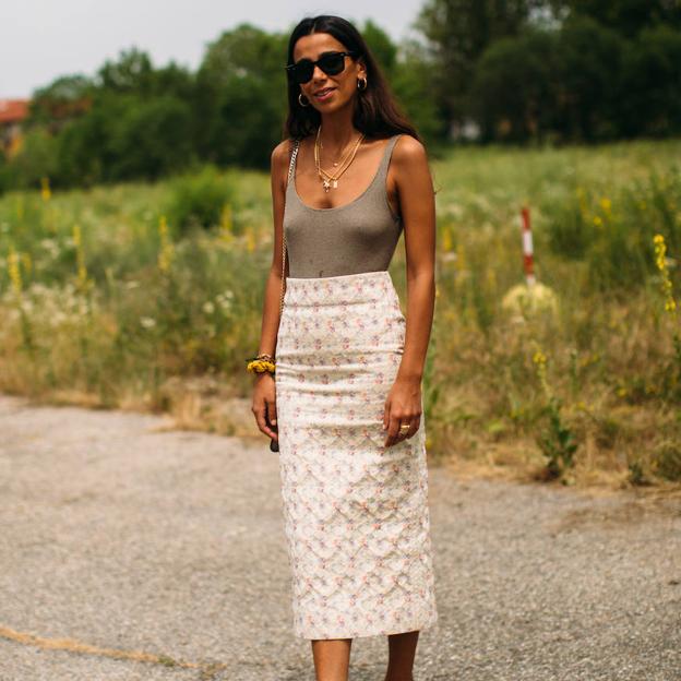 La falda midi más vendida de Mango es esta con estampado de flores que está disponible en dos colores