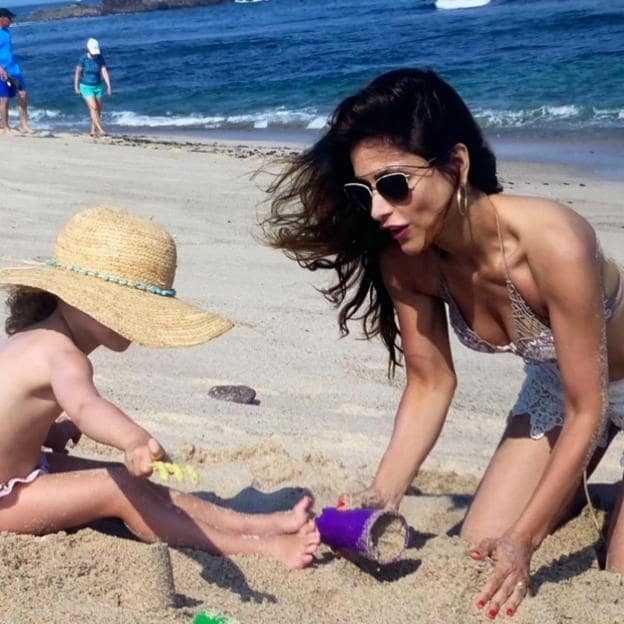 Paloma Cuevas disfrutando de la playa con una de sus hijas.