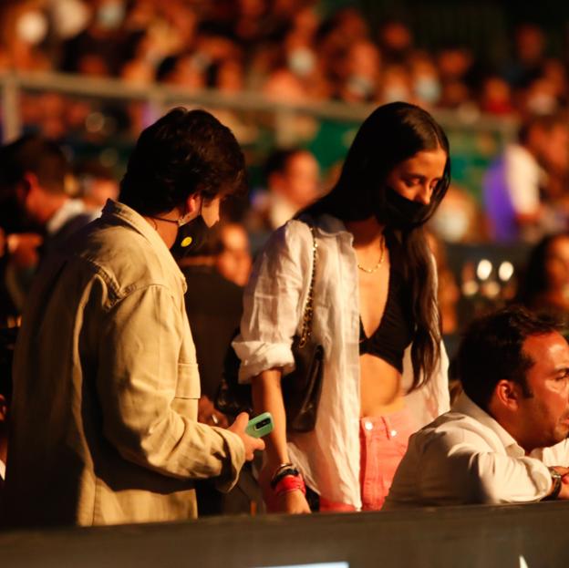 Victoria Federica y su novio, Jorge Bárcenas, ocupando sus sitios en uno de los conciertos de la gala Starlite de Marbella.