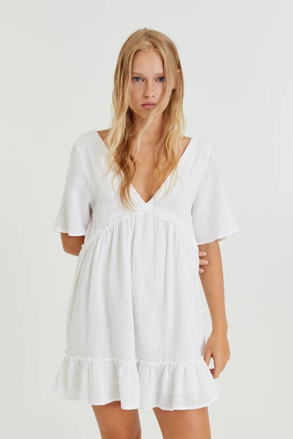 Ficha tus prendas blancas entre las perchas de Pull & Bear