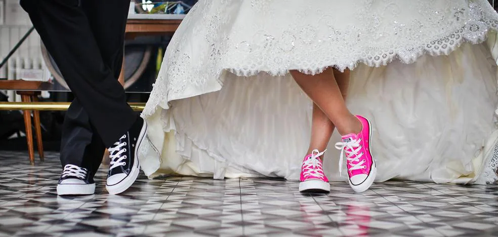 miércoles palma El extraño Las zapatillas de Converse para novias (y novios) que son perfectas para  llevar como segundos zapatos el día de tu boda | Mujer Hoy