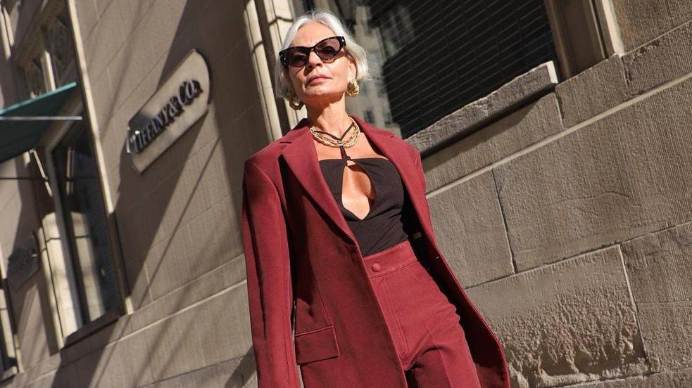 Esta influencer de más de 50 te enseña cómo vestir las tendencias más  modernas de la forma más sofisticada y rejuvenecedora | Mujer Hoy