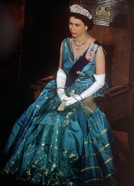 Conjuntos monocolor, sombreros a juego y bolsos caja: así se ha convertido  Isabel II en la reina del estilo británico | Mujer Hoy