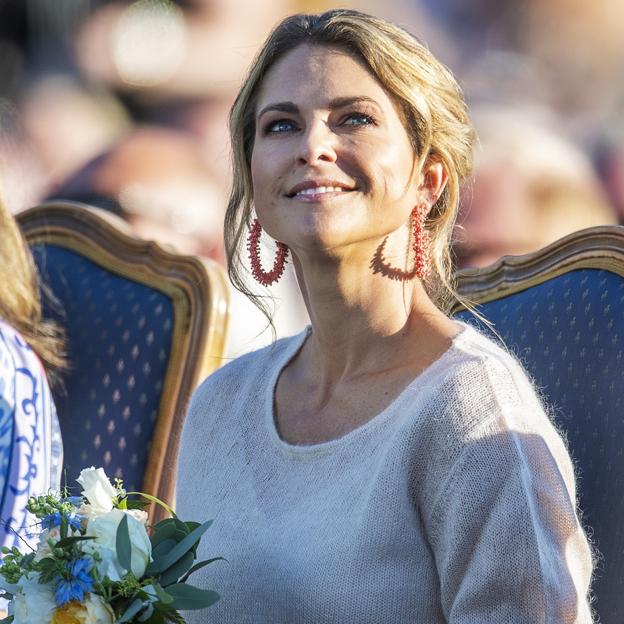 Magdalena de Suecia deslumbra en el bautizo del príncipe Julien con el peinado de invitada perfecto para el corte midi que rejuvenece muchísimo a los 40