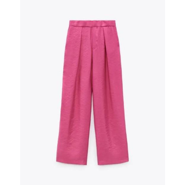 De pinzas, anchos y rosas, así son los pantalones de Zara que no