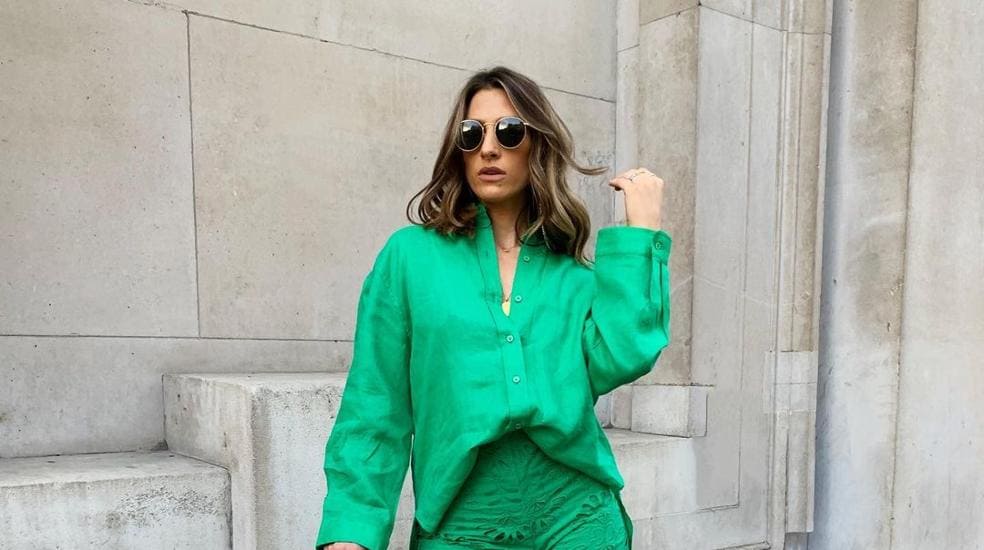Alerta tendencia! La prenda que puede faltar en tu armario de entretiempo para poner color en tus estilismos es una camisa verde | Mujer Hoy