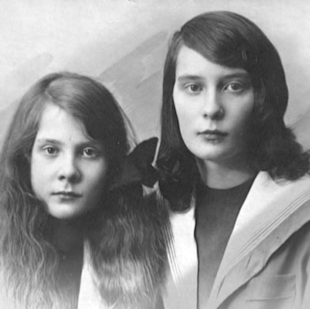 Natalia (izquierda) y su hermana mayor Irina hacia 1920.