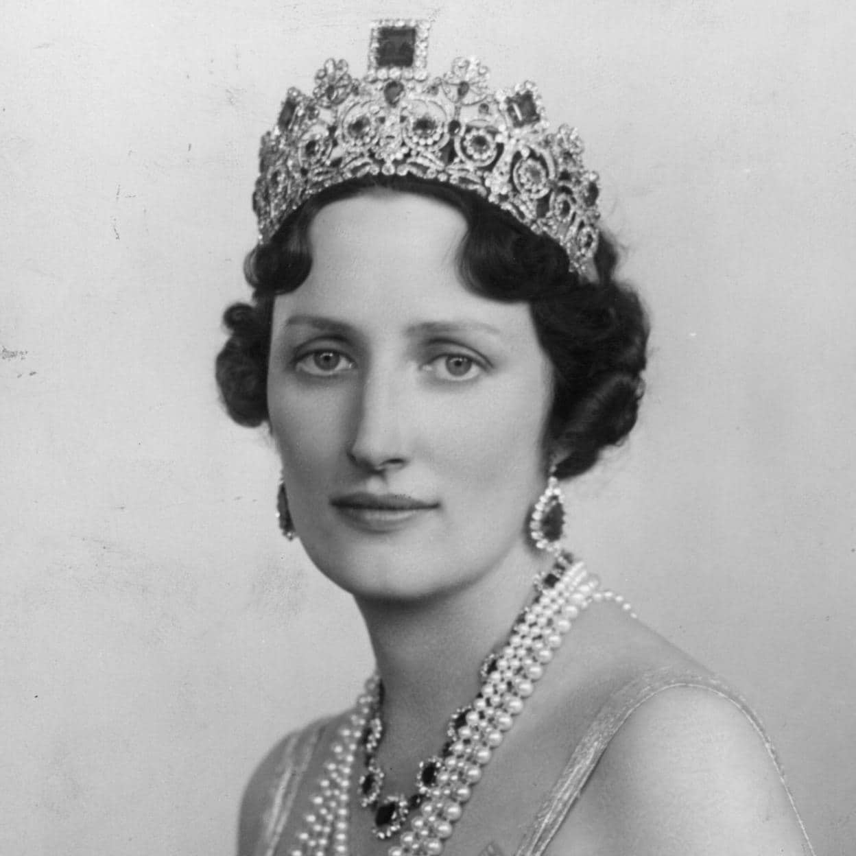 Pincha para ver la historia detrás de las 15 tiaras más impactantes de la realeza: de Doña Letizia a la reina Isabel II./getty images
