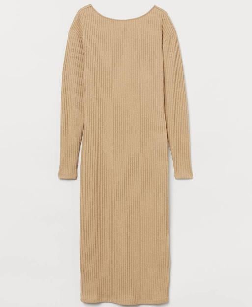 Vestido en punto con detalle de canalé beige y espalda abierta de H&M. 39,99 euros