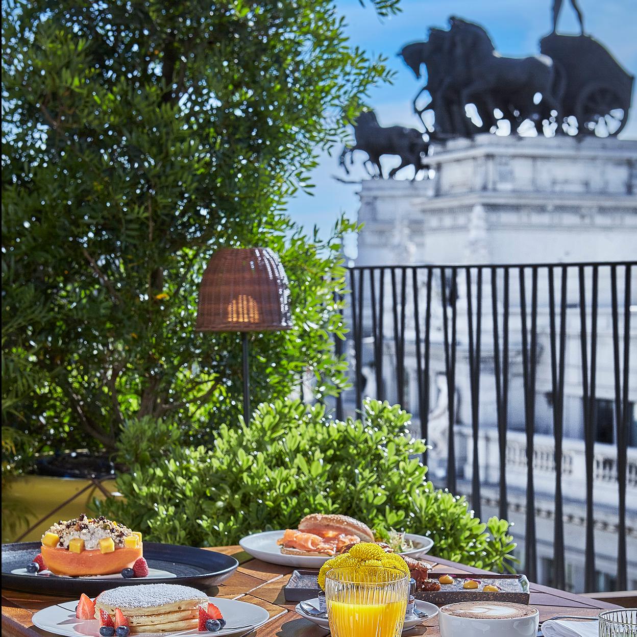 Desayuno en Dani, en la terraza del Four Seasons Hotel Madrid./