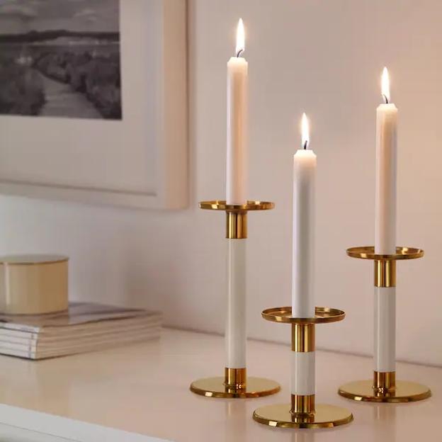 Juego de tres candelabros en blanco y dorado de IKEA (25 euros).