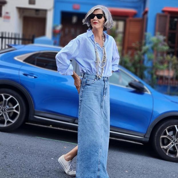 Con estampado de rayas verticales y en azul: así es la camisa básica de Zara que más estiliza (palabra de influencer)