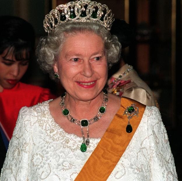 La reina Isabel II con las esmeraldas Cambridge al completo (en la tiara, el collar, los pendientes y el broche)