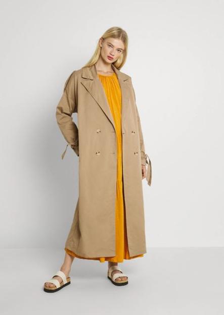 Gabardina de Missguided en Zalando (69,99 euros).