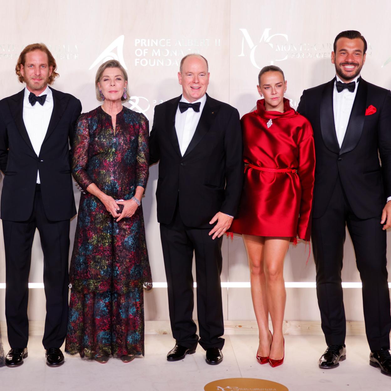 Pauline Ducret junto a su novio, Maxime Giaccardi, sus tíos Alberto y Carolina de Mónaco, y su primo, Andrea Casiraghi. Pincha en la foto para repasar el estilo de Beatrice Borromeo, la otra 'it royal' de la familia Grimaldi./Gtres