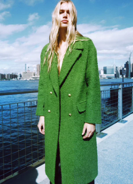 El abrigo verde de tus sueños acaba de a las tiendas y, efectivamente, te hace parecer una reina Mujer