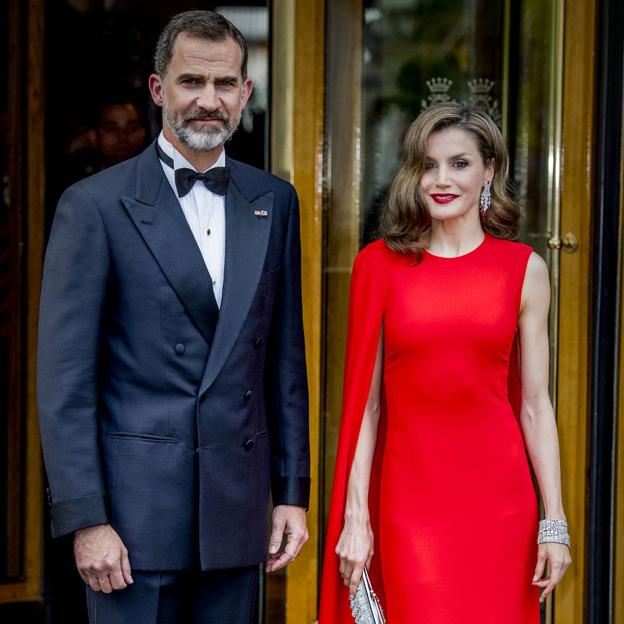 Pincha en la foto del rey Felipe y la reina Letizia para conocer otros flechazos 'royal'. 