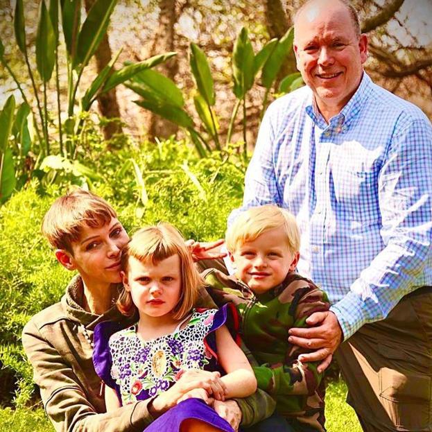 Retrato de la familia al completo en una de las dos visitas a la princesa Charlène en Sudáfrica