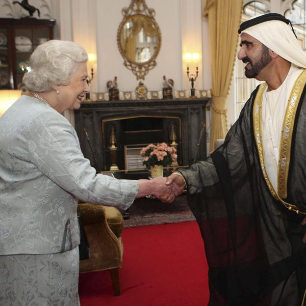 La reina Isabel II recibiendo a emir de Dubái en una recepción en el palcio Buckingham .