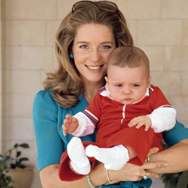 Pincha sobre la foto deNoor de Jordania con su primer hijo, si quieres ver los mejores looks de la sucesora, la reina Rania