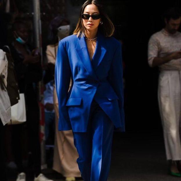 Vestidos camiseros, gabardinas, trajes, efecto piel, punto y satén: el azul klein es el color más favorecedor que triunfa en el street style