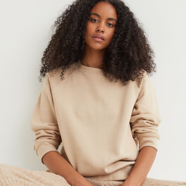 La única sudadera beige del low cost acaba de llegar a H&M y se va a agotar rápidamente: no te quedes sin ella