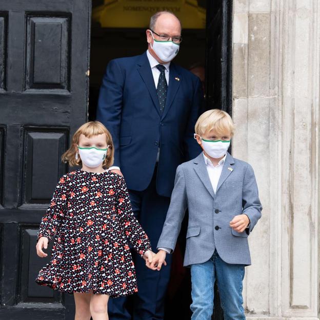 La princesa Gabriella y el príncipe Jacques, en una foto reciente con el príncipe Alberto de Mónaco.