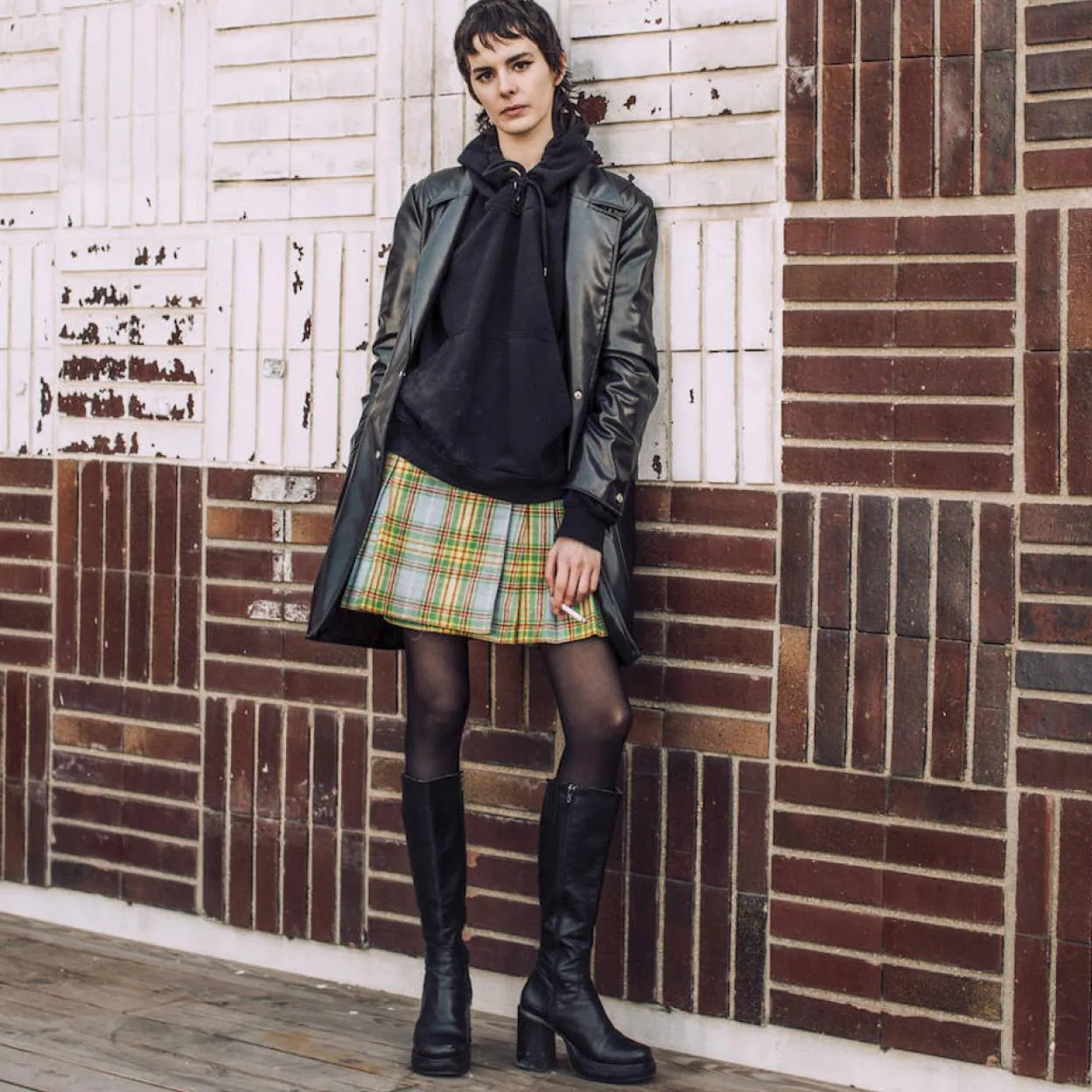 Minifalda de cuadros y botas altas, el look que marcó los años 60 vuelve a  ser tendencia esta temporada | Mujer Hoy
