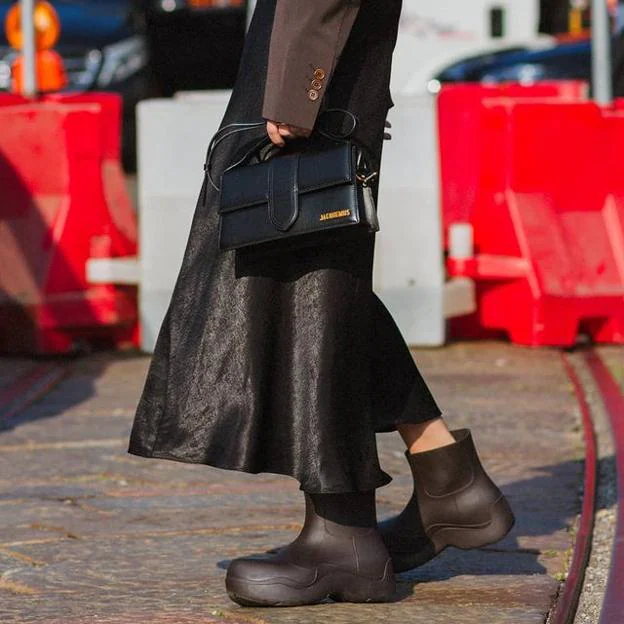 En Decathlon la versión de las botas negras de moda de lujo que arrasan en Instagram cuestan menos de 20 euros) | Mujer Hoy
