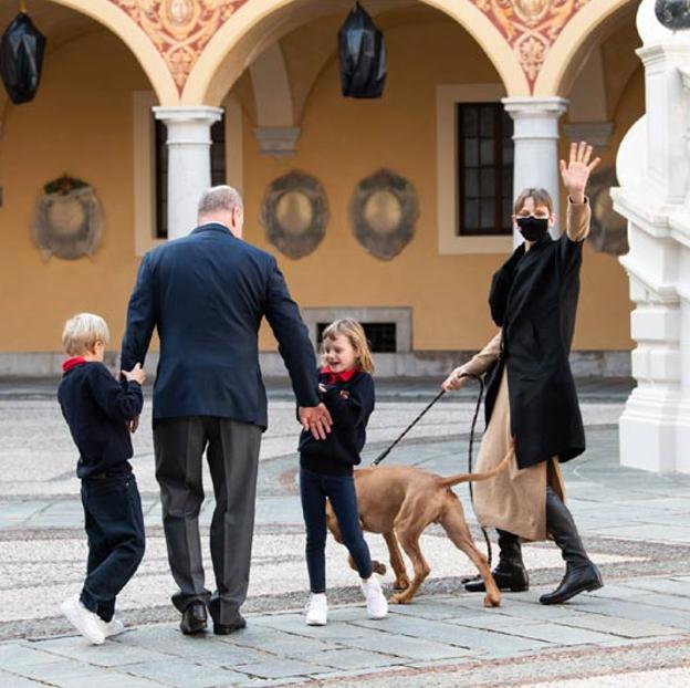 La familia al completo con el nuevo inquilino, el perro Khan