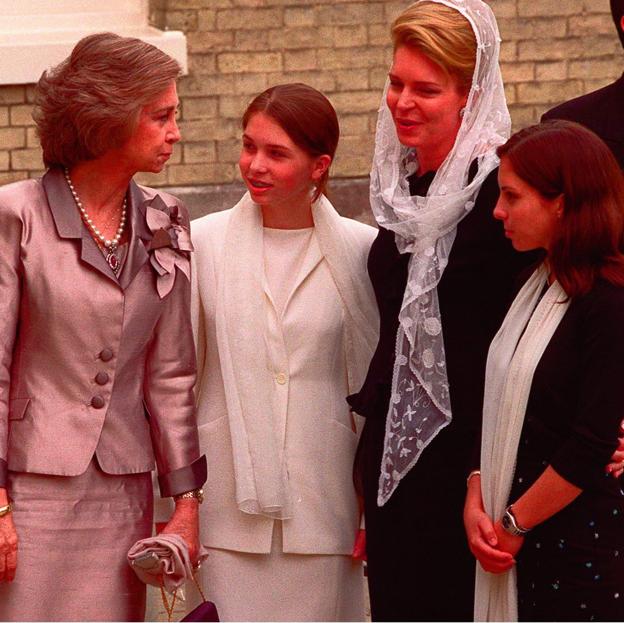 La reina Sofía fue la anfitriona de la reina Noor y sus hijas en su visita a Marivent en 1999.