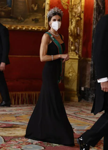 Apropiado Geografía Buena voluntad La Reina Letizia sorprende con su vestido de fiesta más espectacular en la  esperadísima cena de gala en honor al Presidente de Italia | Mujer Hoy