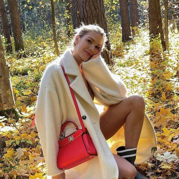 Lena Perminova posa con bolso de Fendi.