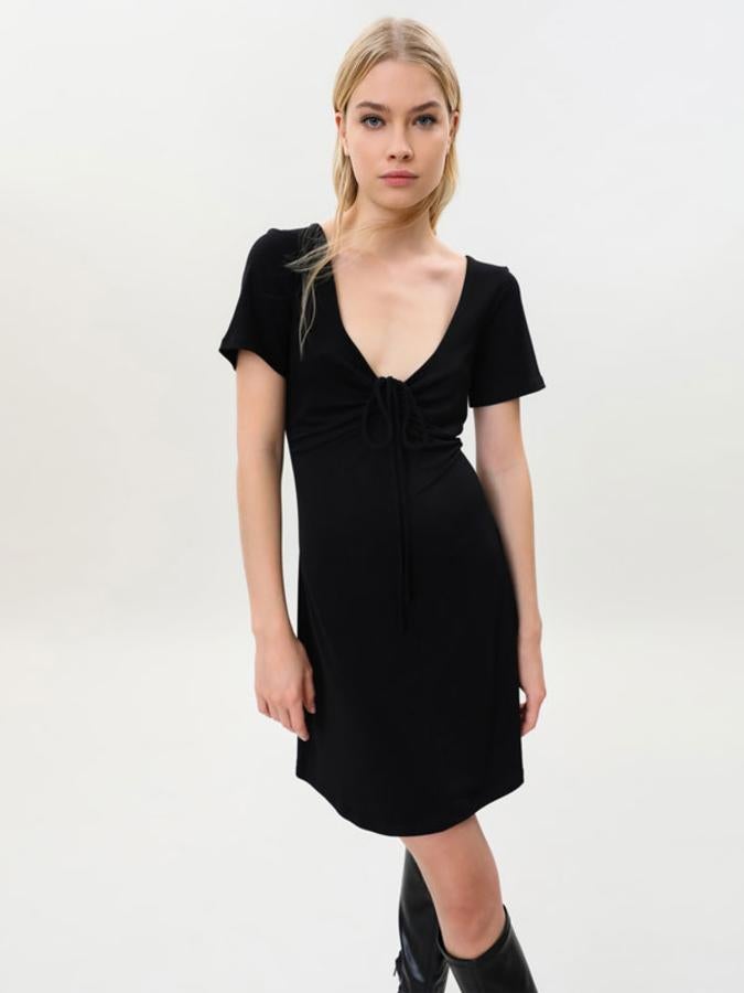 Vestidos mini en color negro que cuestan menos de 20 euros