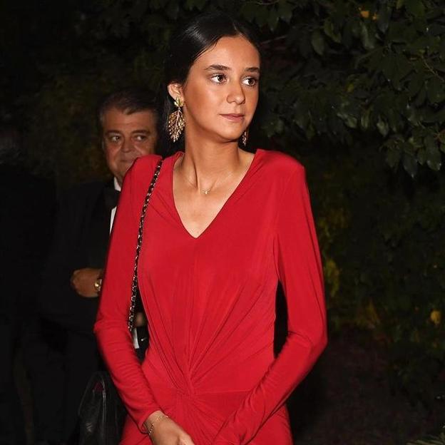 El conjunto de terciopelo de Victoria Federica: el look más elegante, calentito y estilizador que puedes llevar en las fiestas de Navidad