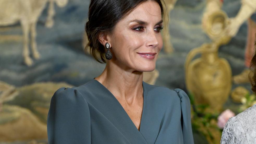 Todos los looks de la Reina Letizia en su viaje oficial a Suecia: vestidos y zapatos con truco, un espectacular tocado de plumas made in Spain y su look de gala low cost más impresionante