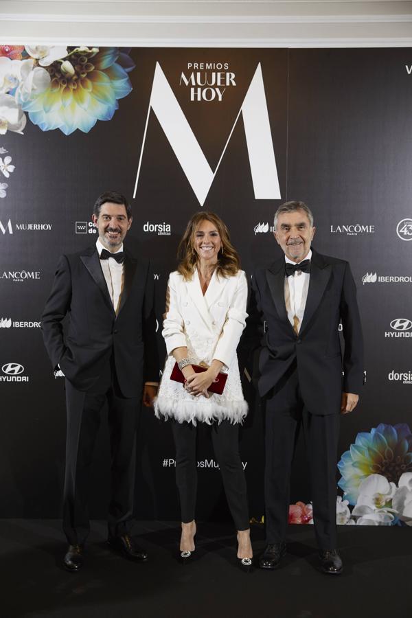 Premios Mujerhoy 2021: Iñigo Argaya, director general de Negocio Editorial de Vocento; Pilar Sainz, directora de Comunicación, Marketing y Eventos de Vocento e Iñaki Arechabaleta, presidente de TESA (área de revistas del grupo Vocento).