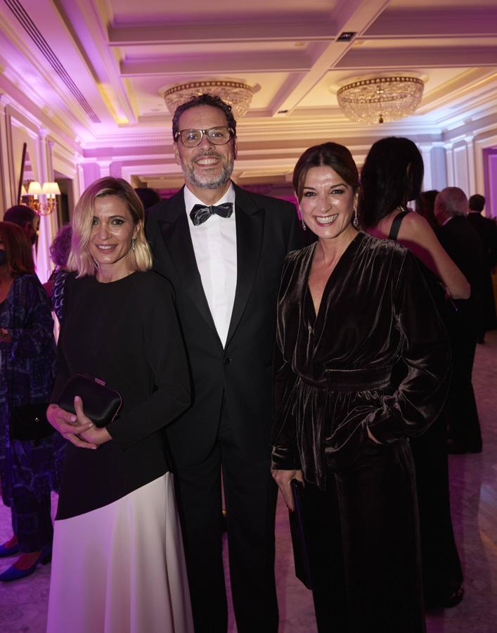 Premios Mujerhoy 2021: Alicia Hernández CEO y relaciones públicas de Valyty, Rafael Martínez de Vega, director general de CMVocento y Susana Arribas Oyaga, directora de comunicación de Lancôme. 